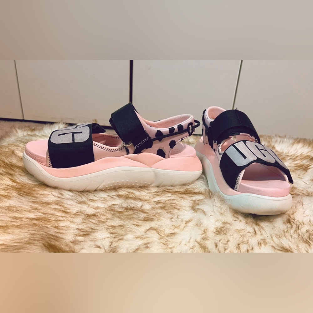 UGG la cloud cheetah sandals size 9.5